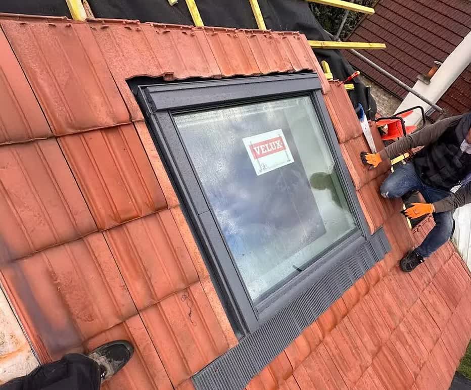 Pose d'une fenêtre de toit Velux sur une couverture en tuiles