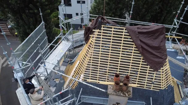 Charpente et liteaunage d'une toiture en cours de rénovation