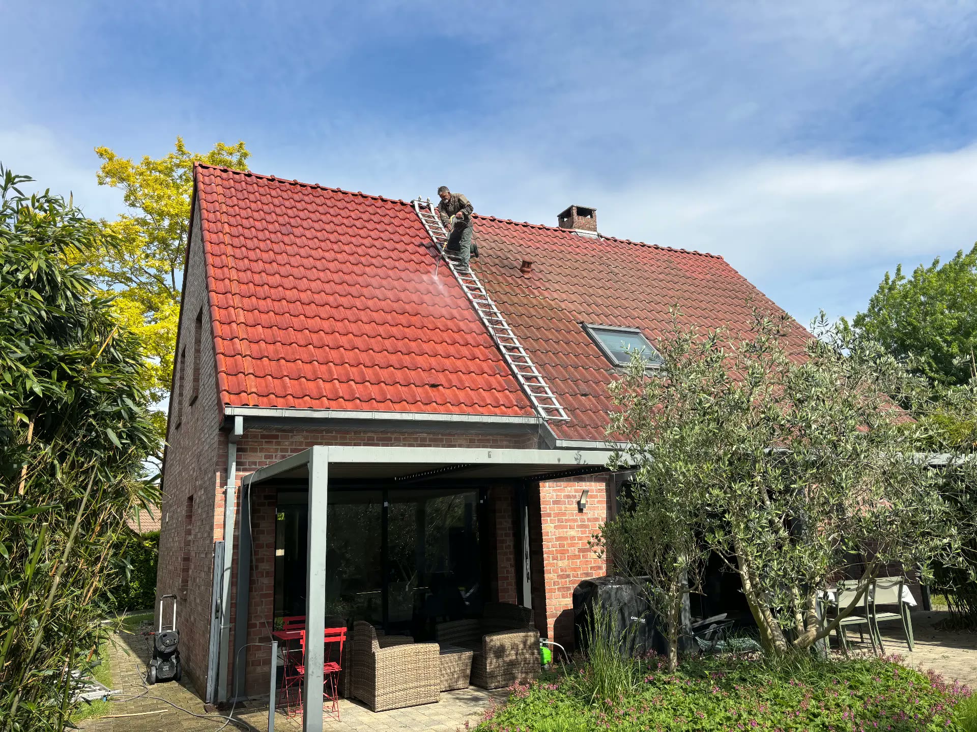 Artisan HS Toiture en intervention sur la toiture rénovée d une maison en brique du Nord