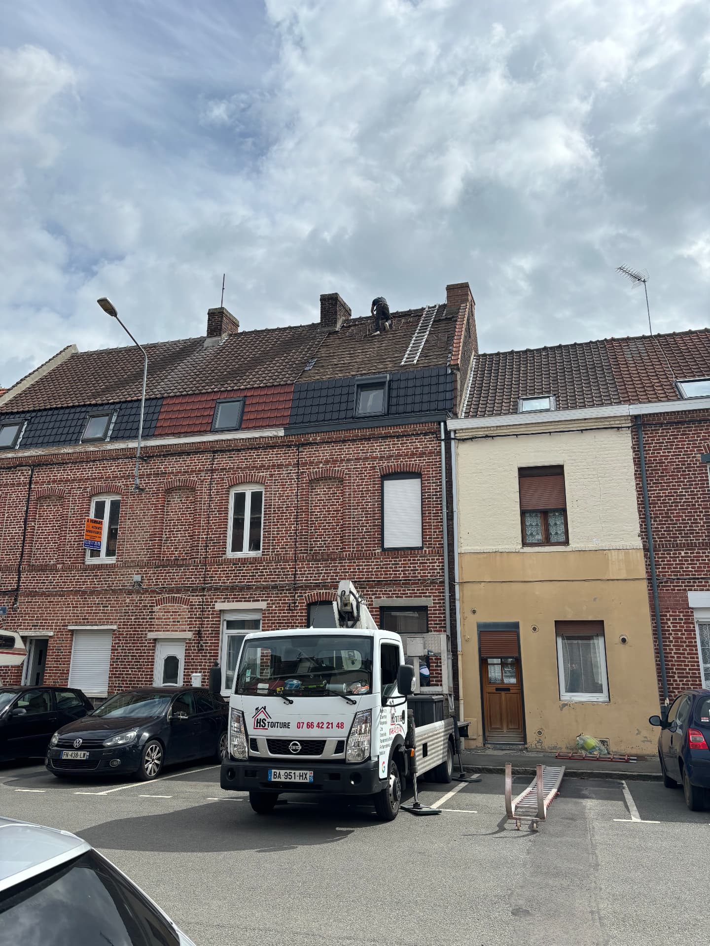 Camion HS Toiture sur un chantier de rénovation de toiture à Armentières