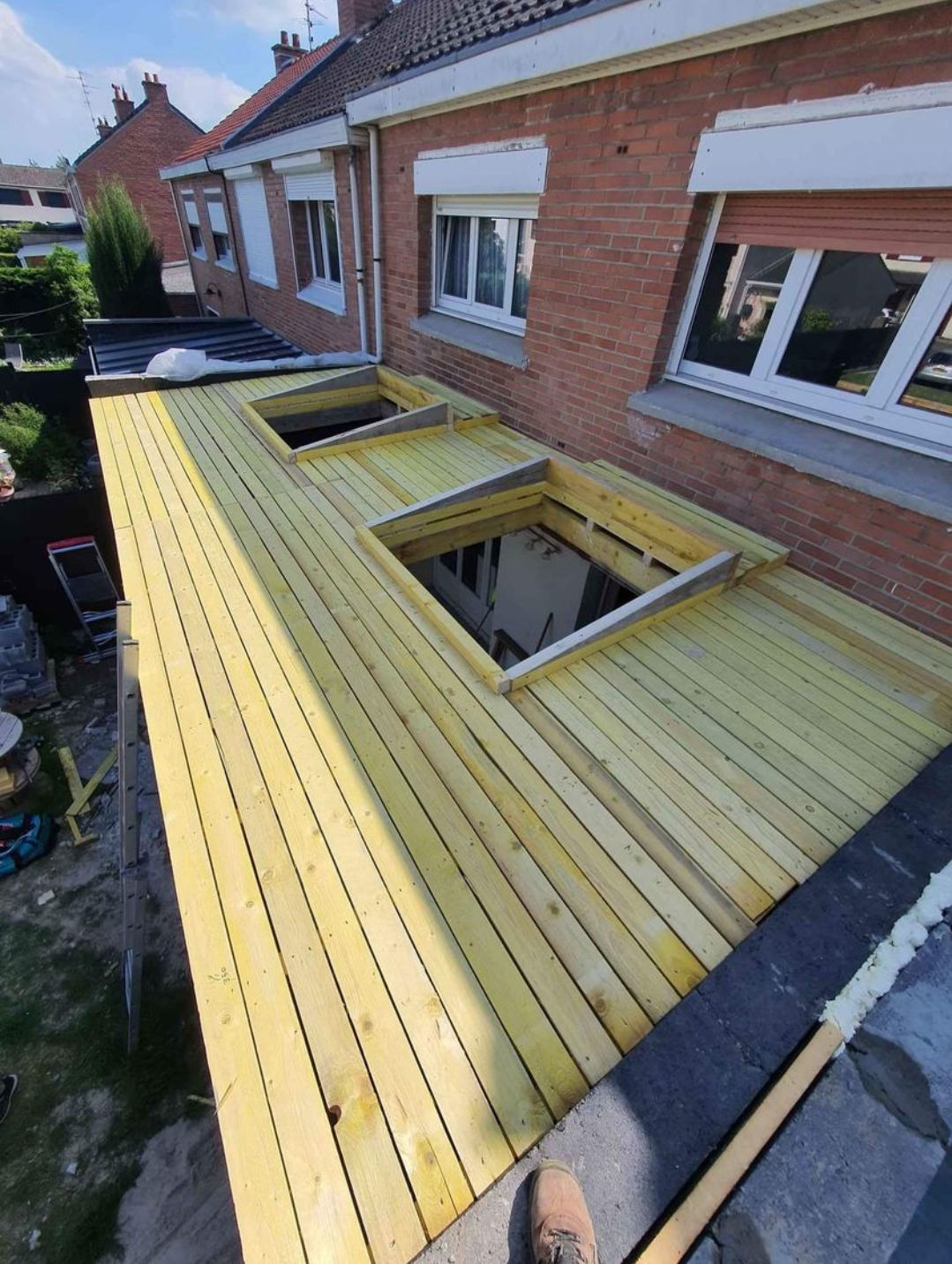 Ossature bois d'une toiture terrasse avec réservations de fenêtres